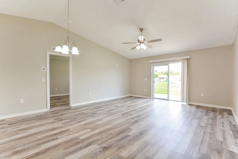 3 bed, 2.0 bath, 1262 sqft, $2,080 — Photo 4