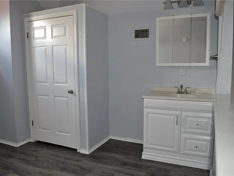 706 W 22nd St #305 — Photo 19