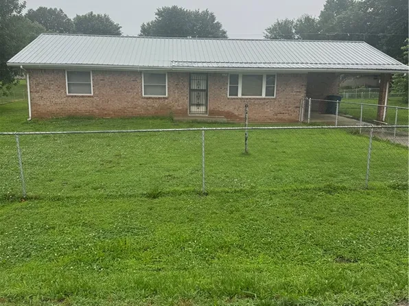 628 Pine Ave, Gentry, AR 72734