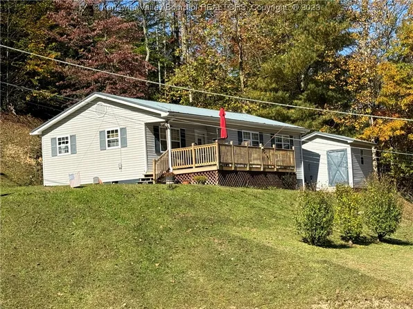 34 Hillrise Dr, Logan, WV 25601