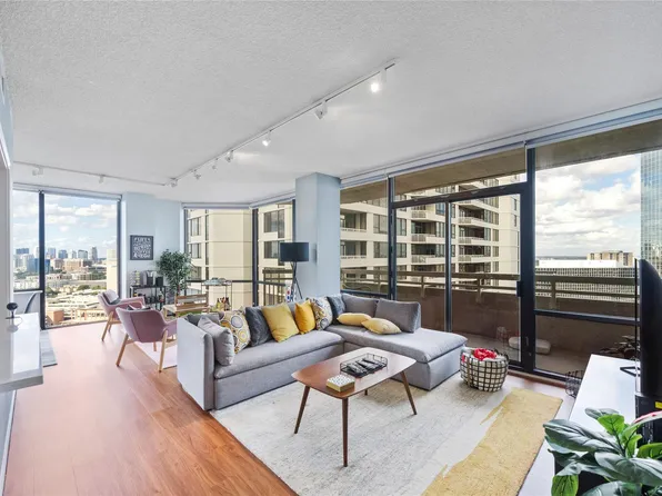 15 Greenway Plz Unit 25J, Houston, TX 77046