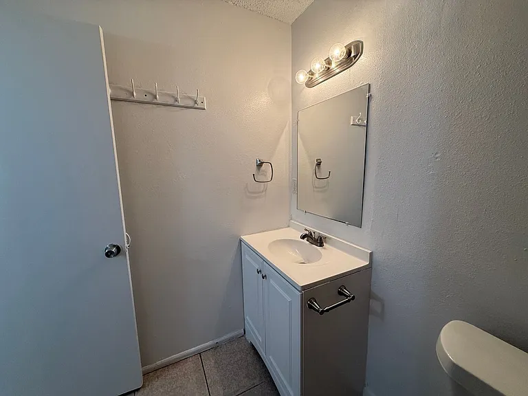 809 E Vogel Ave — Photo 10