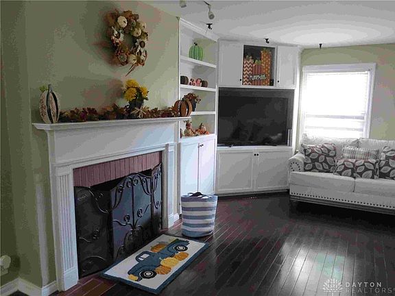4th image of 110 W Warren St