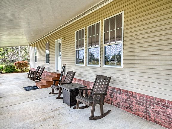 3rd image of 332 NE Forsythia Way