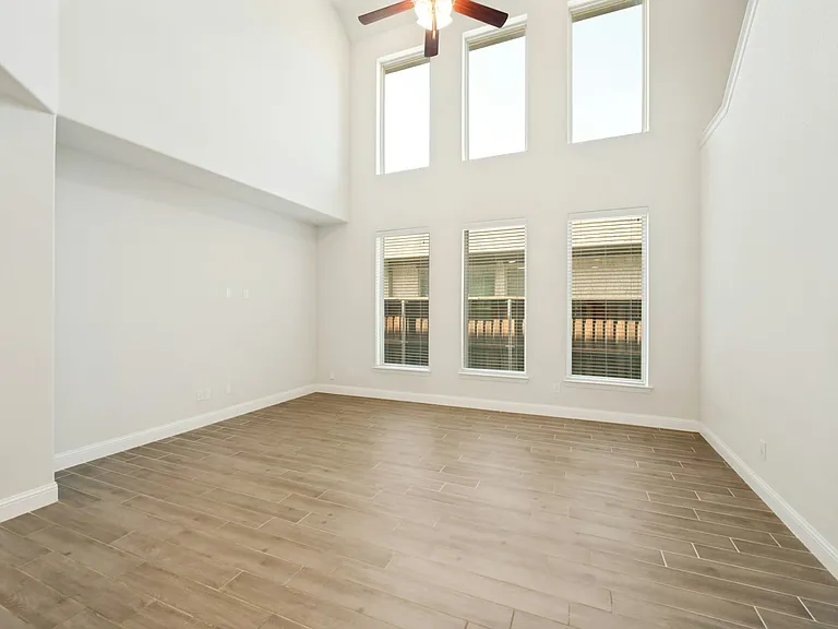 2125 Olivereta Dr — Photo 3