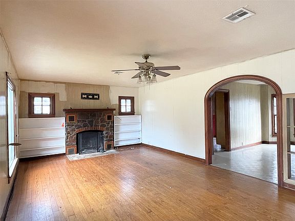 5th image of 409 W Davis St