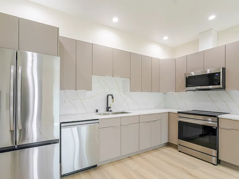 11120 1/2 Emelita St — Photo 4