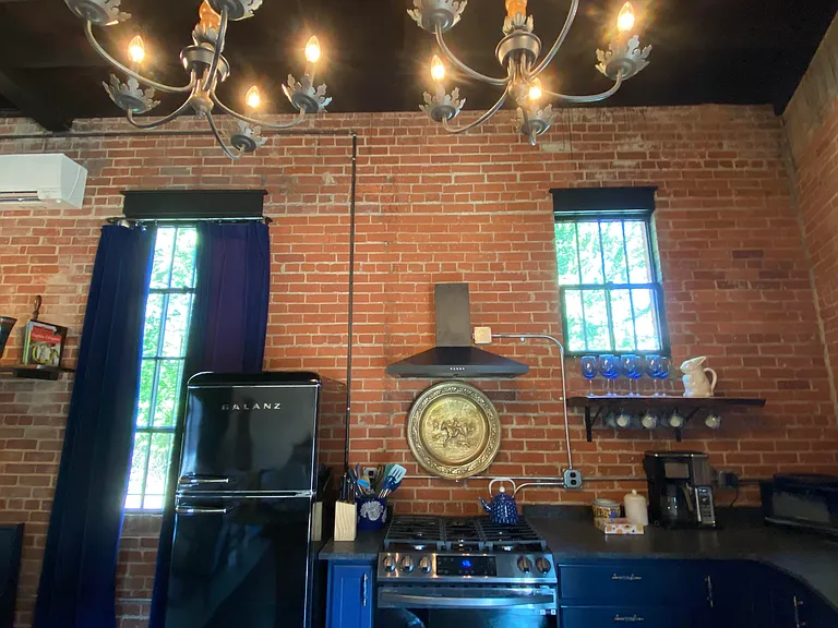 563 English St — Photo 2