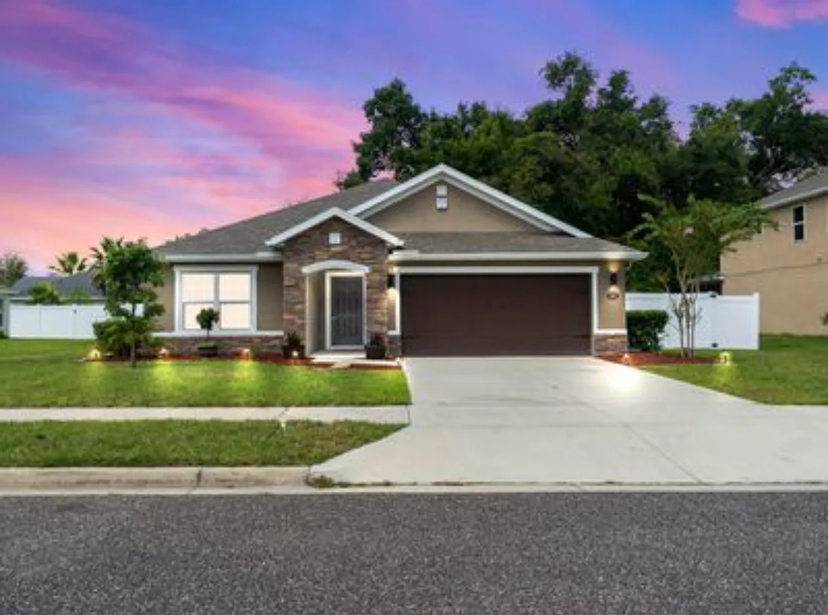 4 bed, 2012 sqft, $2,600 — Photo 1