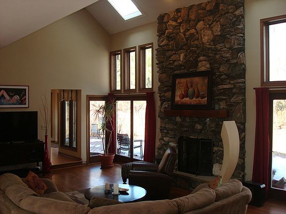3rd image of 1213 Loyola Dr