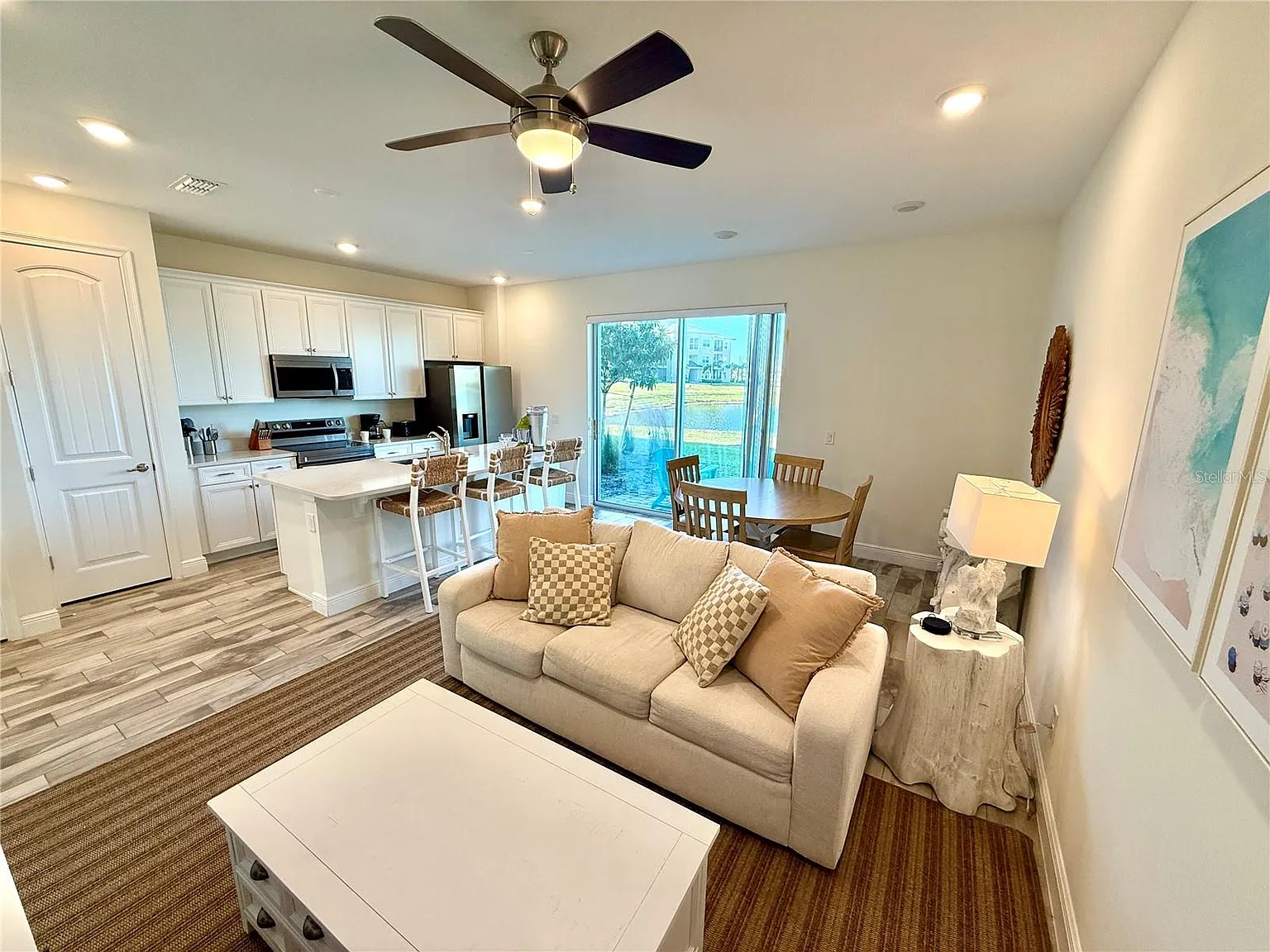 3 bed, 3.0 bath, 1550 sqft, $3,250 — Photo 3