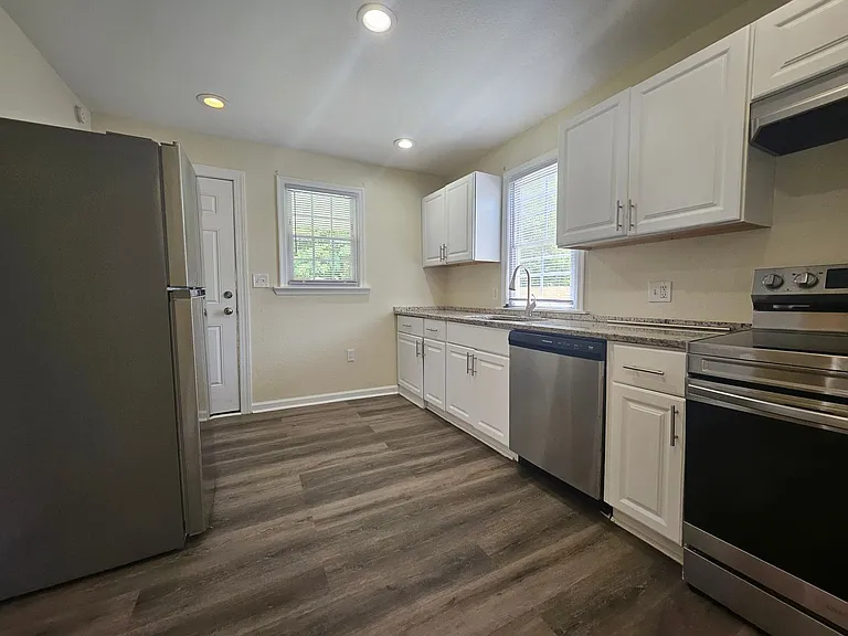 212 Middle St — Photo 8