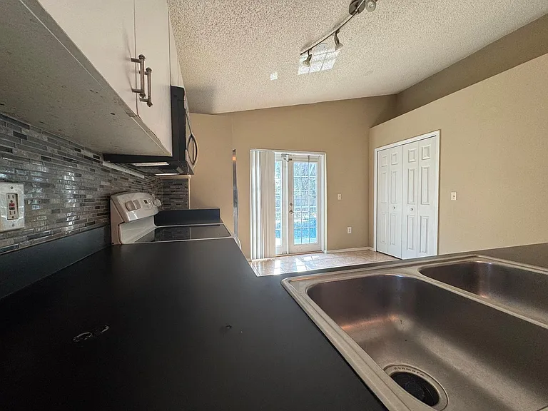 2713 Palm Isle Way — Photo 4