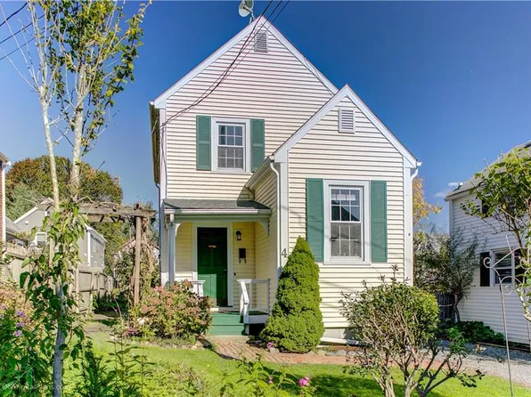 4 Conrad Ct, Newport, RI 02840