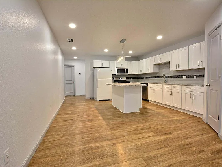 1207 N Essex Ave — Photo 5