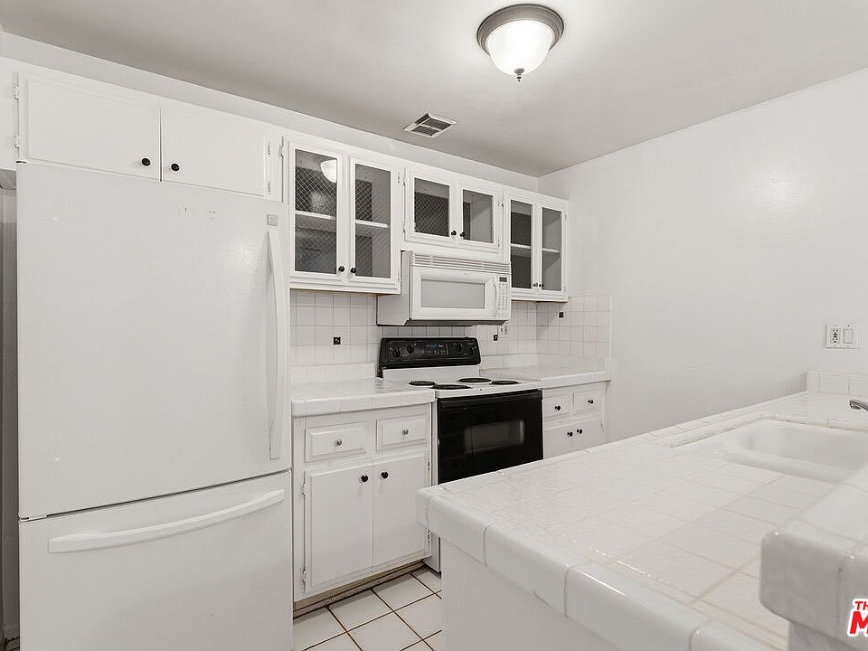1st image of 5414 Newcastle Ave APT 19