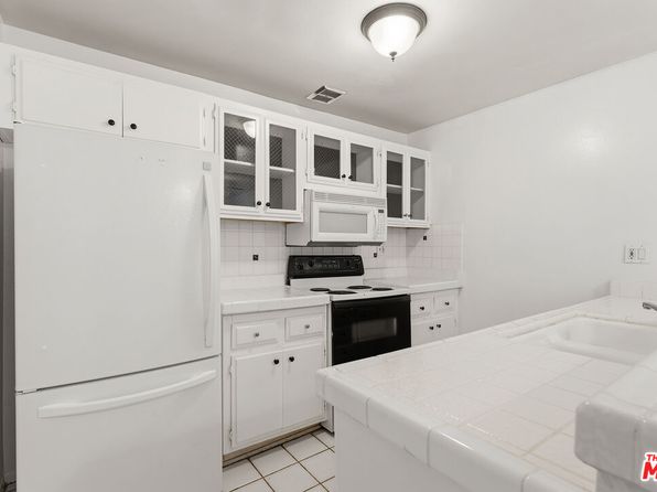 5414 Newcastle Ave APT 19, Encino, CA 91316 property photo