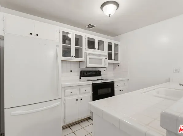 5414 Newcastle Ave APT 19, Encino, CA 91316