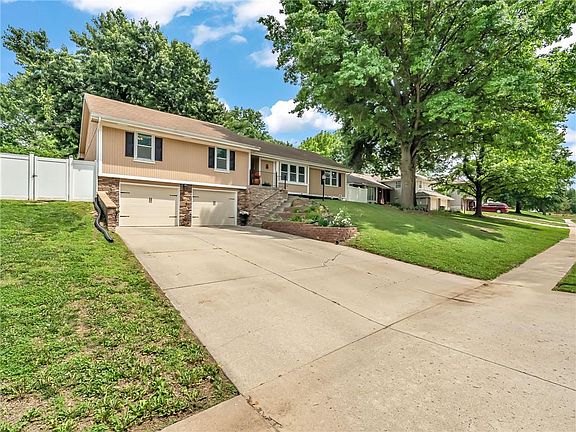 3rd image of 3137 Lakeview Cir