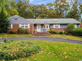 545 Wolf Hill Rd, Dix Hills, NY 11746