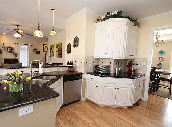 5th image of 105 Davelin Pl