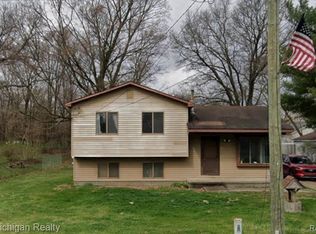 5705 Lake Grove Dr, White Lake, MI 48383