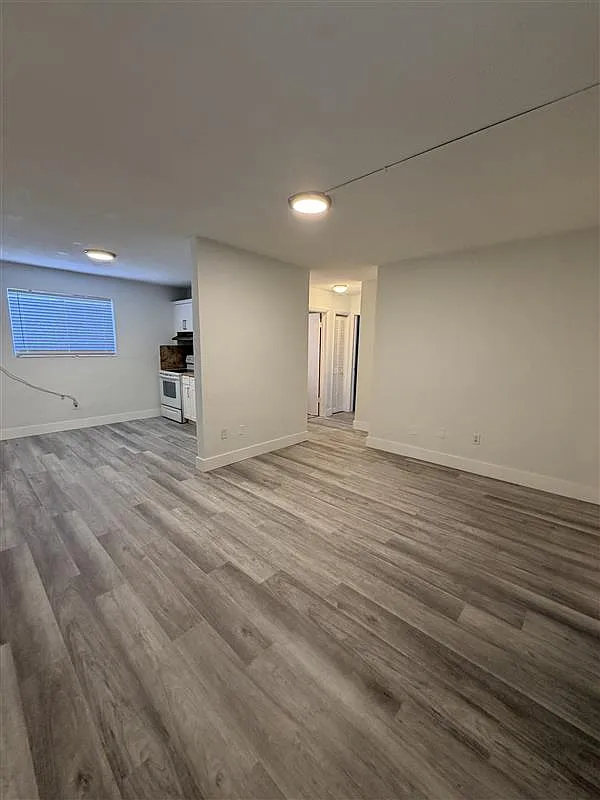 Building Photo - 1380 SW 2nd St #2