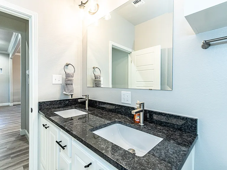 912 N Fulton Ave — Photo 11