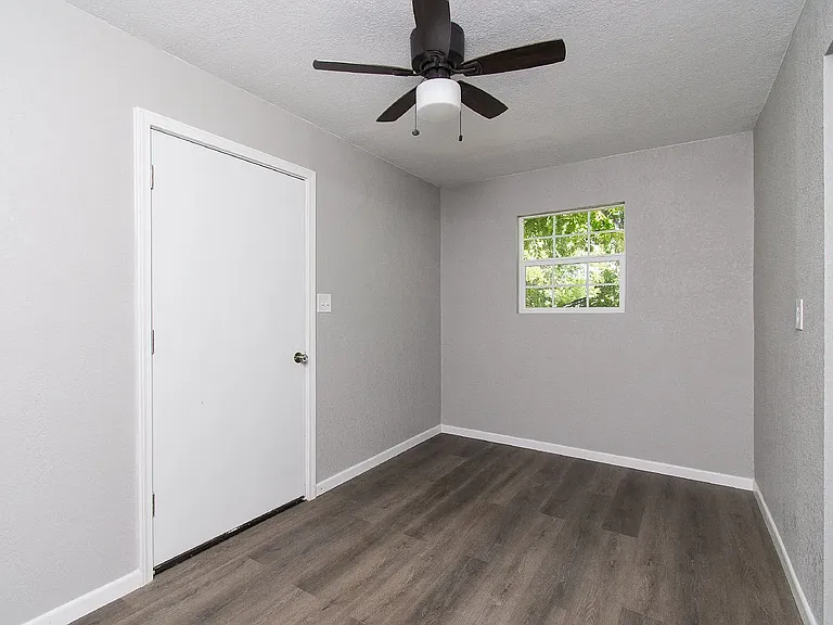 605 N Main St — Photo 12