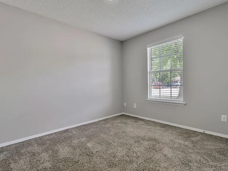 1665 N Boxley Ave — Photo 15