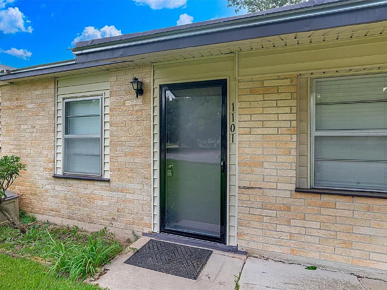 1101 Shirley Ln — Photo 3