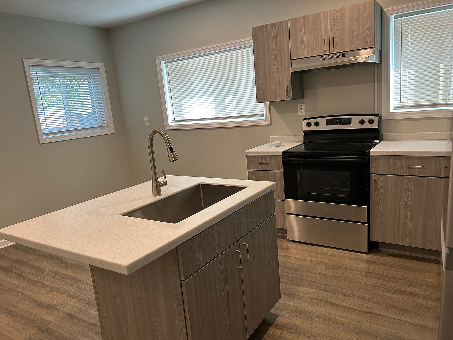 3 bed, $1,695 — Photo 2