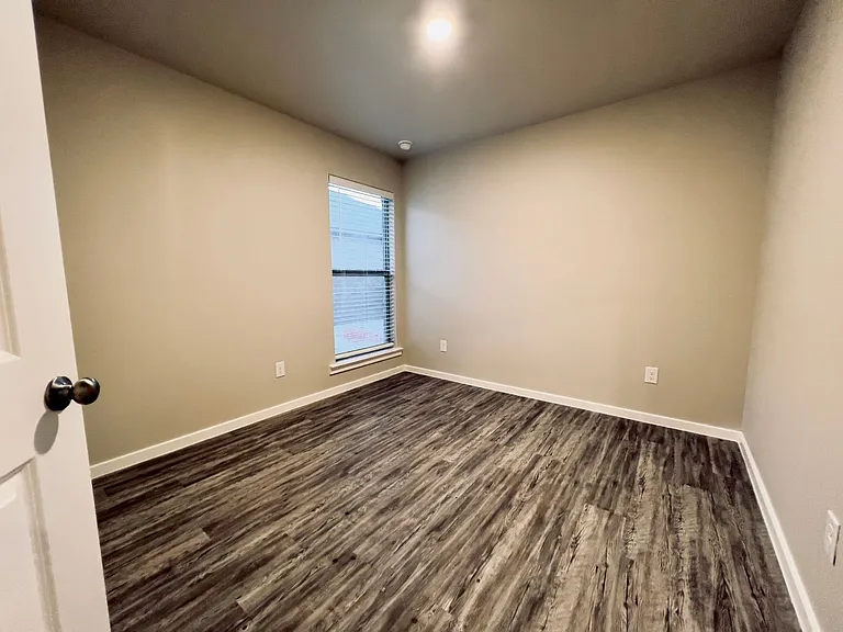 2102 N Avenue K — Photo 11
