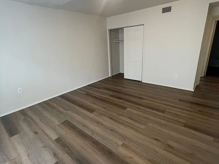 Royal Oaks Apartments — Photo 34