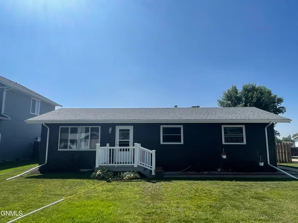 810 17th St NE, Jamestown, ND 58401