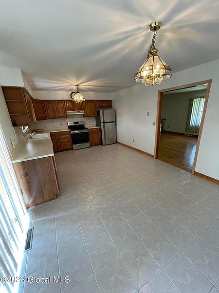 5th image of 18 Woodhill Lane