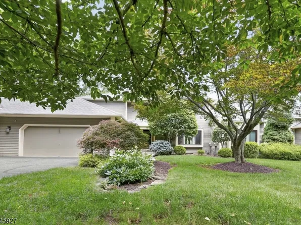 39 Hunters Circle, Tewksbury Twp., NJ 08833