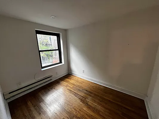 Rented by Salon Realty Corp | media 9