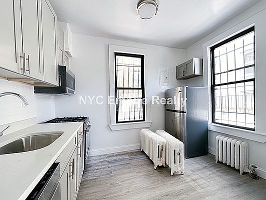 3rd image of 325 W 77th St APT 10E