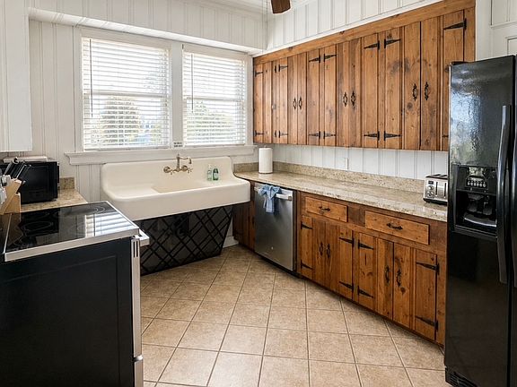 3rd image of 817 Ocean Blvd