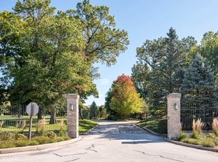 39W550 Oak Shadows Ln, St Charles, IL 60175