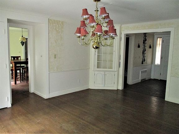 4th image of 465 Salisbury St