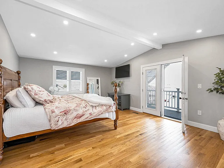 352 Portsmouth Ave — Photo 9