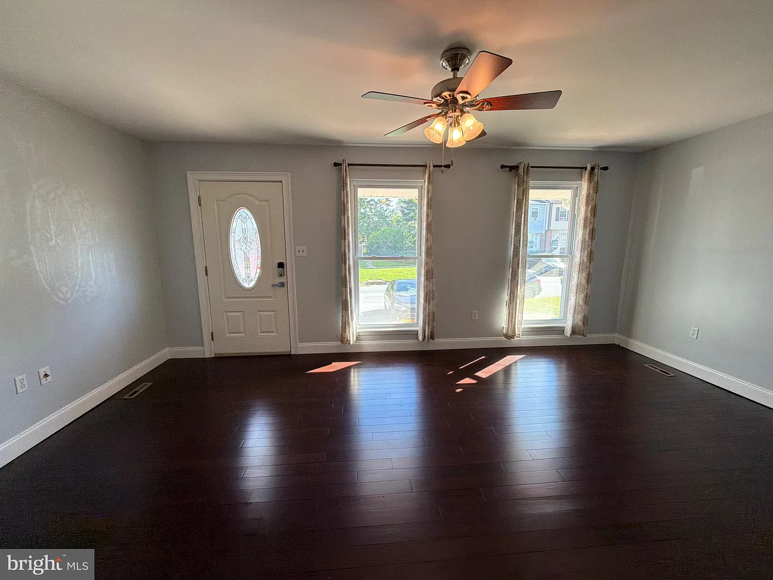 4 bed, 1.5 bath, 1375 sqft, $2,400 — Photo 3
