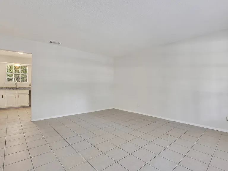 423 Edgewater Rd — Photo 3