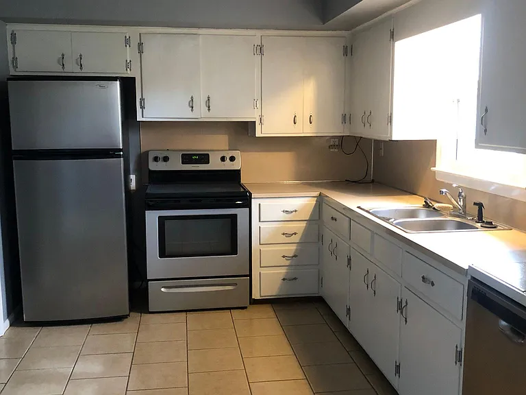 Nice sized Kitchen for Cooking.