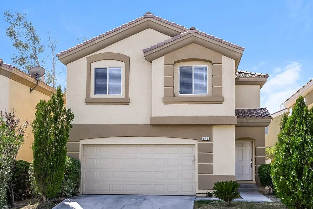 3 bed, 2.5 bath, 1810 sqft, $2,240 — Photo 1