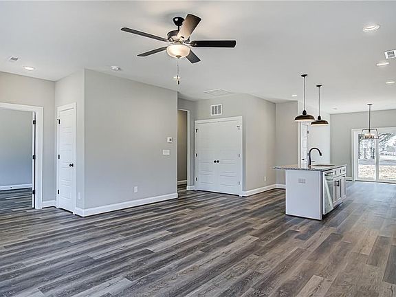 5th image of 607 Crescent View Dr