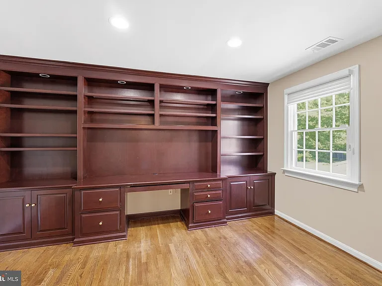 9904 Hall Rd — Photo 17