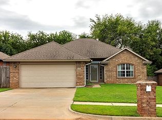 2116 NE 4th St, Moore, OK 73160